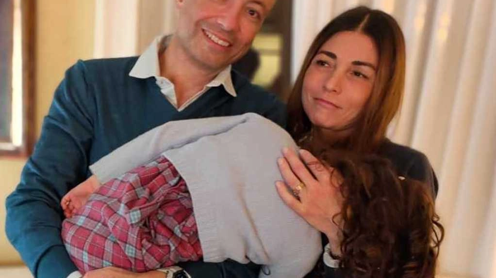 Andrea Costantino con la compagna Stefania e la figlia