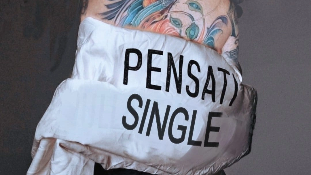 La stola di Ferragni indossata da Fedez "Pensati single"