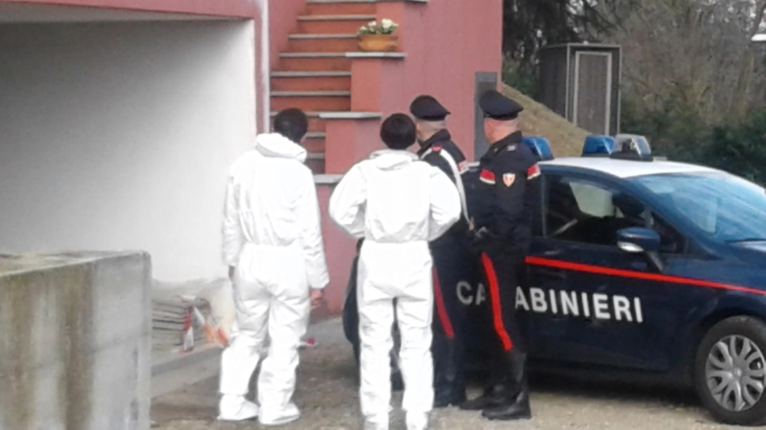 I carabinieri davanti al bed and breakfast a San Colombano