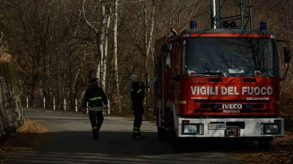 Il vento non aiuta il lavoro dei vigili del fuoco impegnati in Valchiavenna 