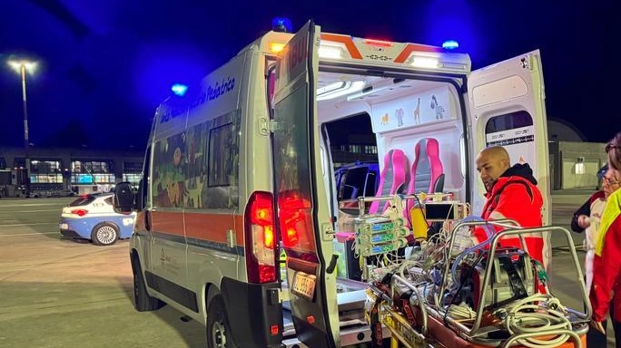 L’uomo, urtato da un’auto in via Battisti, non aveva con sé documenti: si è risaliti al suo nome grazie alla rubrica del telefono cellulare
