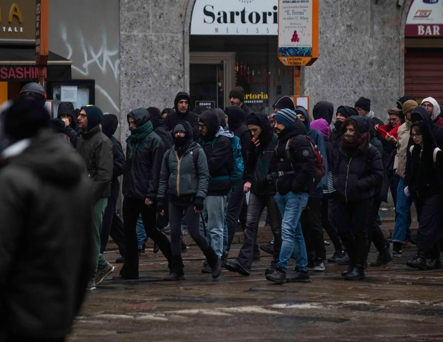 In corteo per Cospito a Milano 600 anarchici. Indaga la Digos, filmati ai raggi X