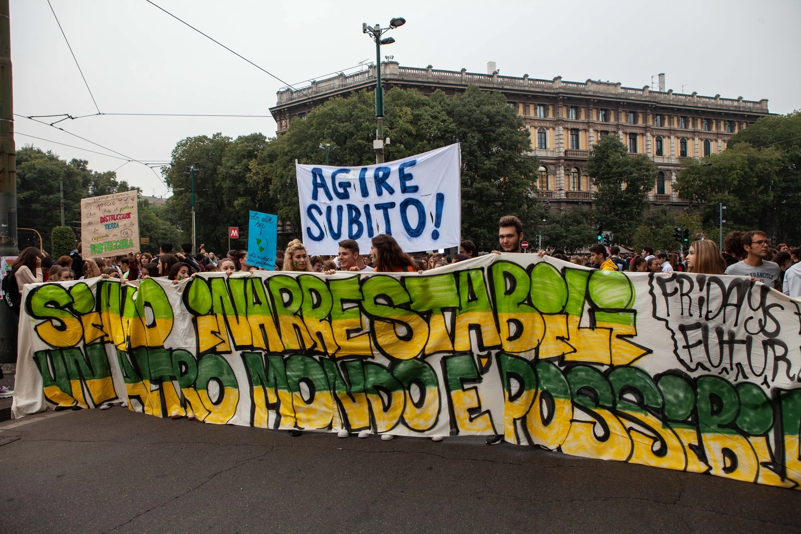 Milano, sciopero per il clima: al via il corteo 'Fridays For Future'