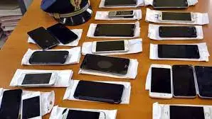 Moltissimi i cellulari ritrovati
