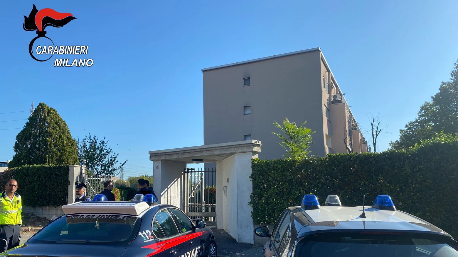 I carabinieri a Rho, davanti al palazzo dove un uomo si è barricato in casa