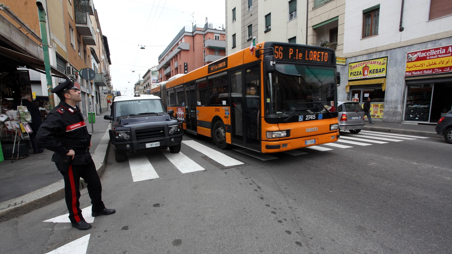 Un autobus a Milano (Newpress)