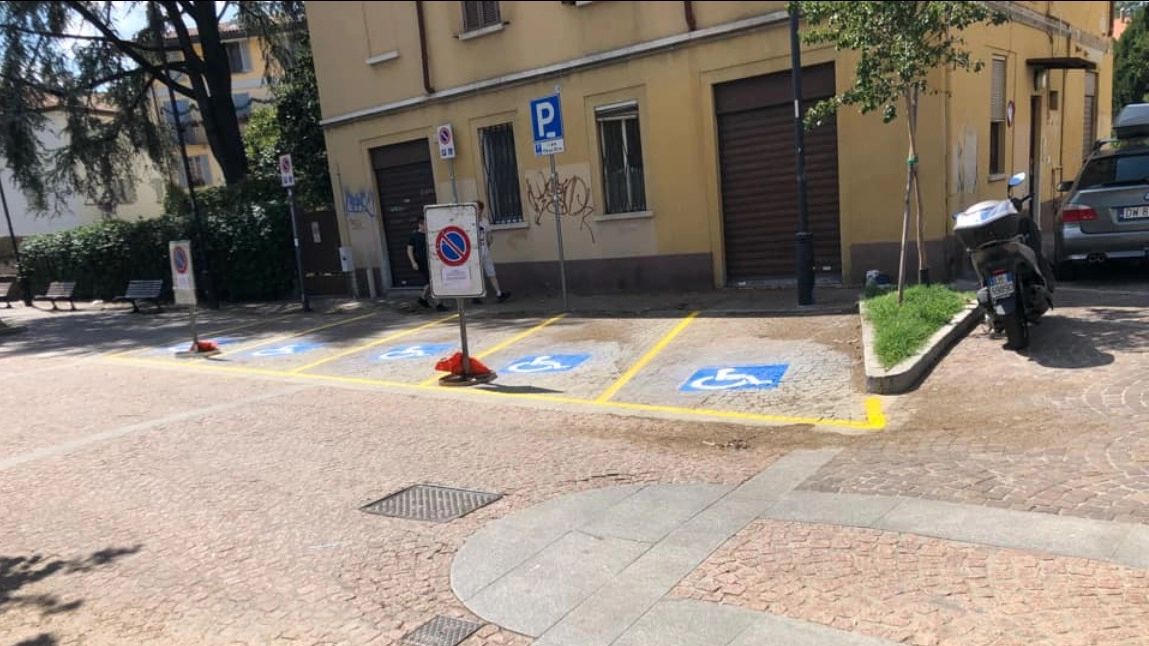 I parcheggi per disabili fuori norma in via Gerardo dei Tintori I parcheggi per disabili fuori norma in via Gerardo dei Tintori