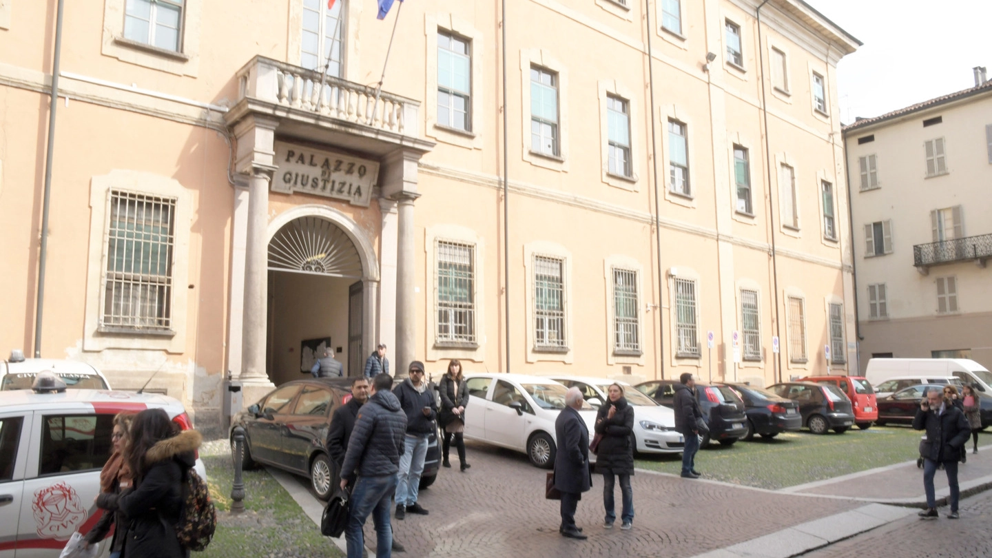 L'esterno del tribunale di Pavia (Torres)
