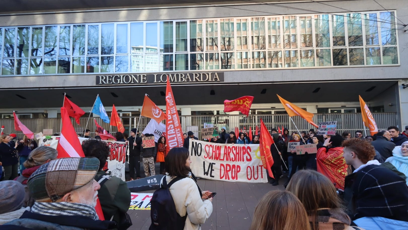 La protesta degli studenti sotto il palazzo della Regione Lombardia