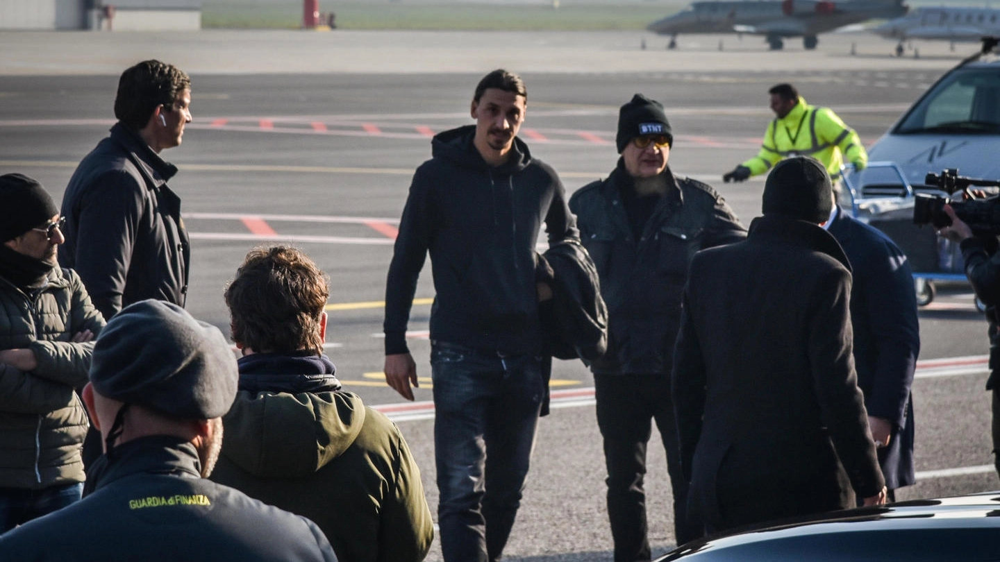 Zlatan Ibrahimovic all'arrivo a Linate (Ansa)