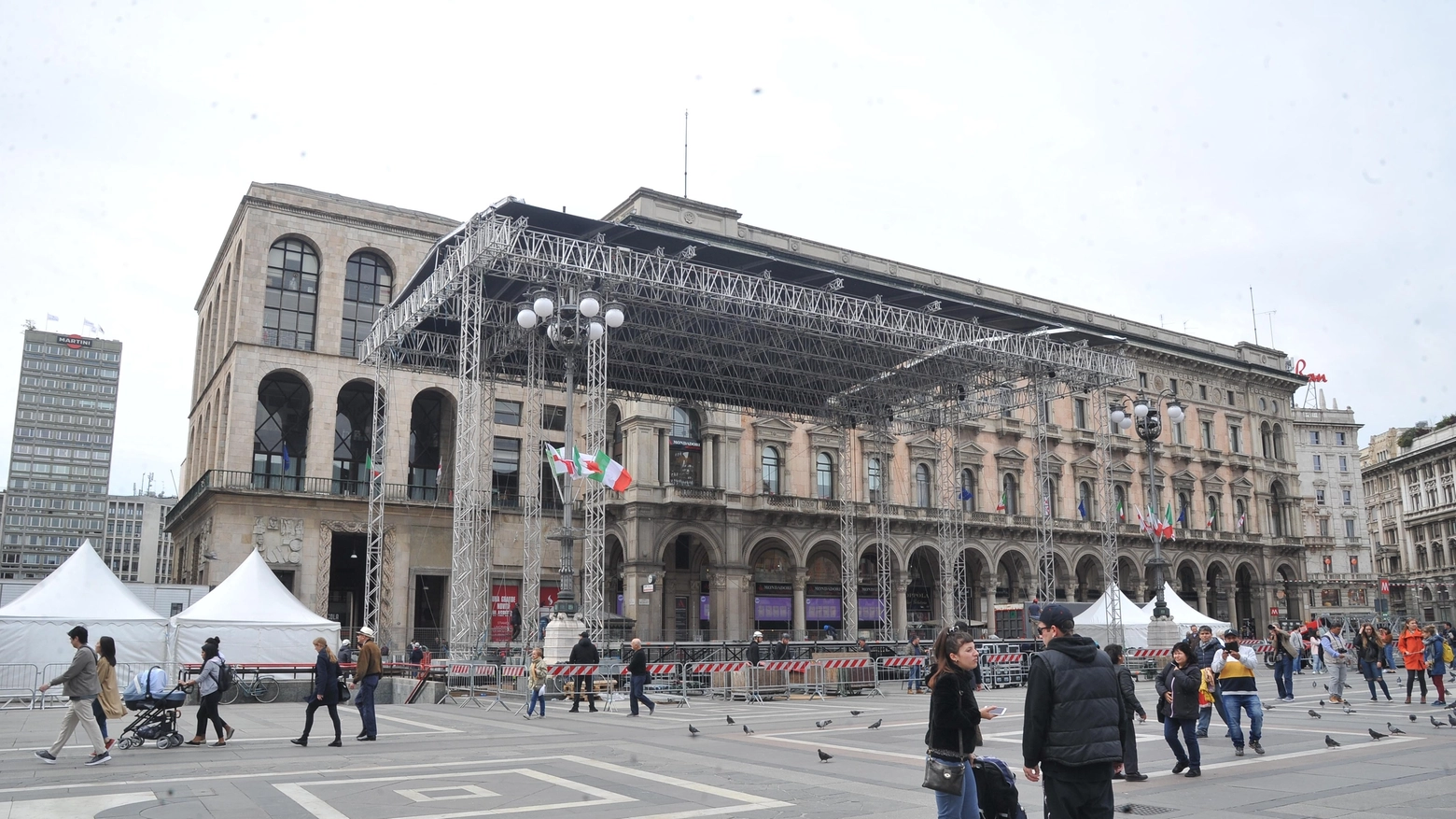 Il palco in piazza Duomo