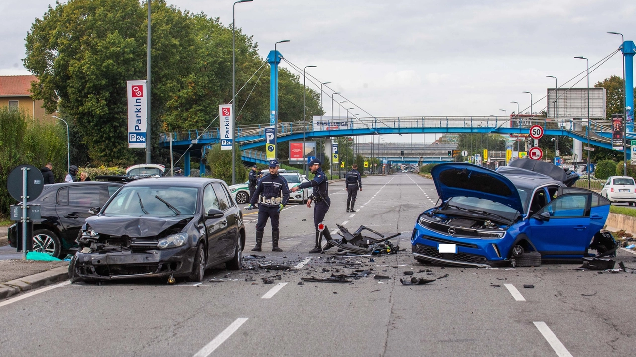 La auto coinvolte nell'incidente mortale in viale Forlanini: sulla destra il veicolo della famiglia rimasta illesa, sulla sinistra la Golf che l'ha tamponata, dietro la Peugeot che è piombata sui due mezzi fermi sulla strada