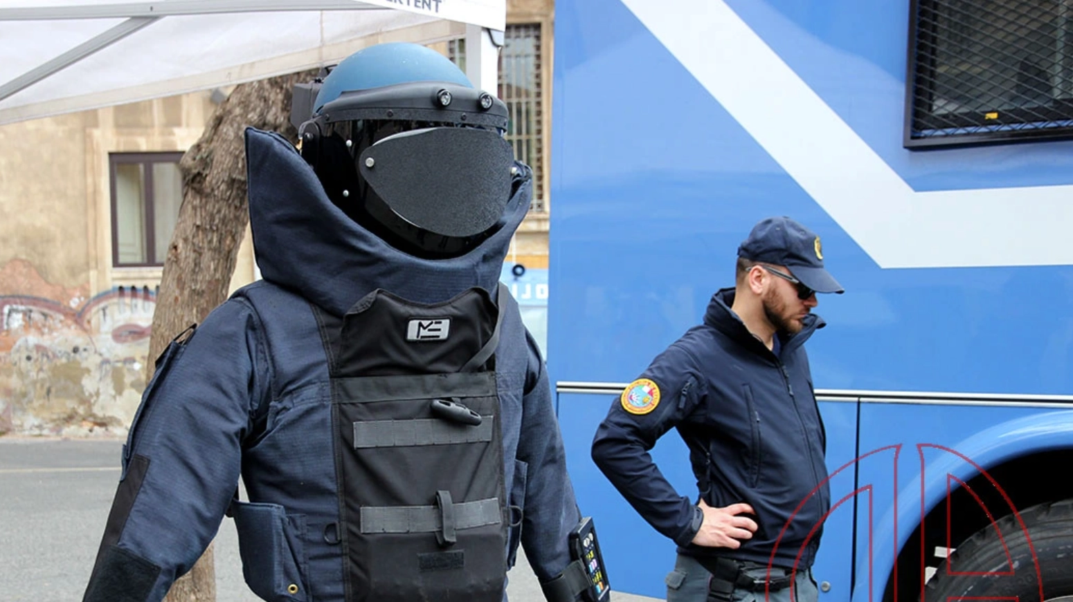 Un artificiere della polizia di stato (foto di repertorio)