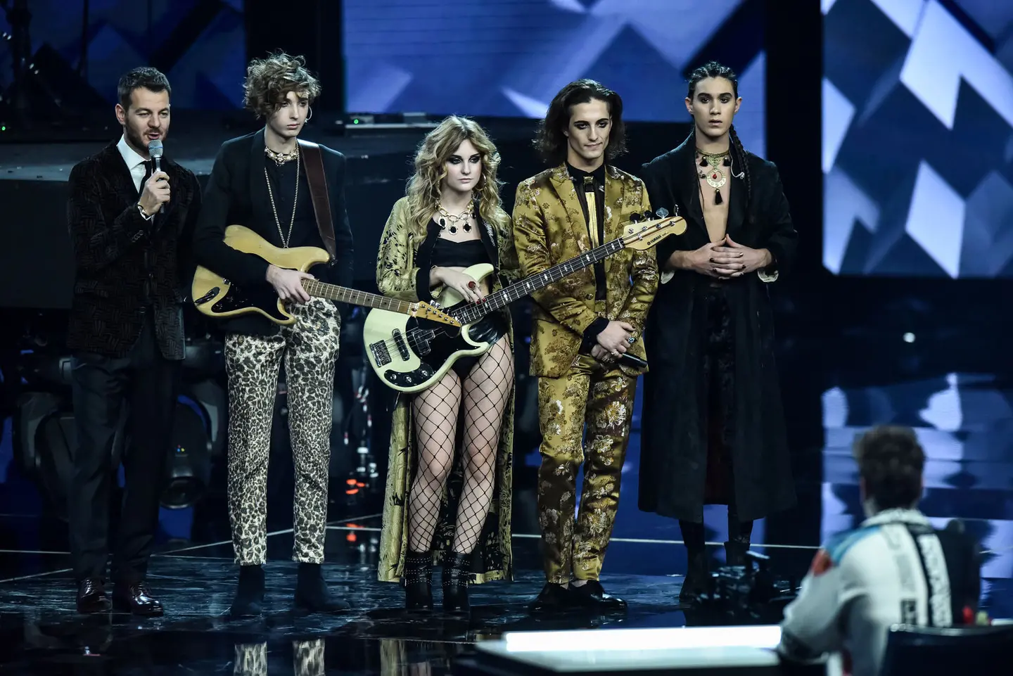 I finalisti di X Factor 2017 cantano alla Banca Intesa di piazza Cordusio