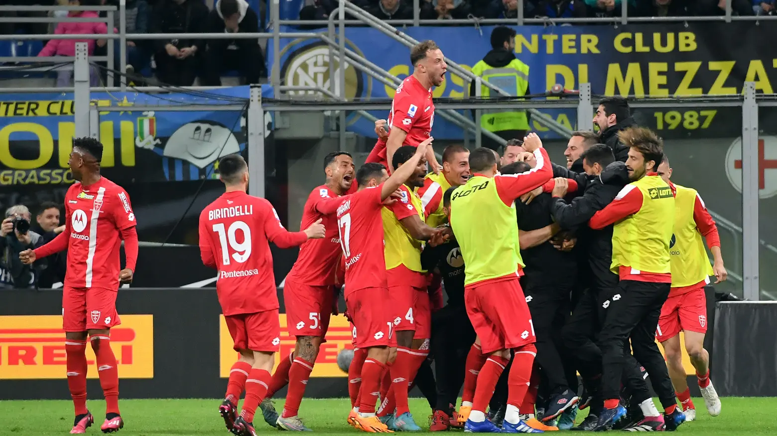 Il Monza festeggia il gol-partita di Caldirola