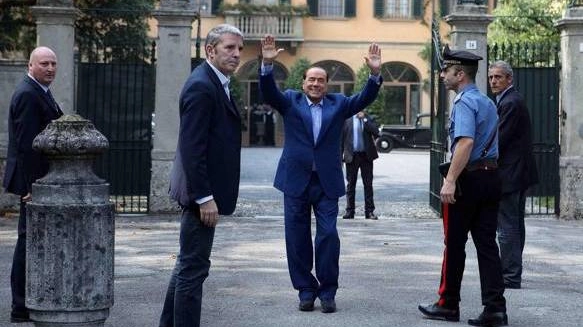 Berlusconi all'ingresso di Villa San Martino ad Arcore