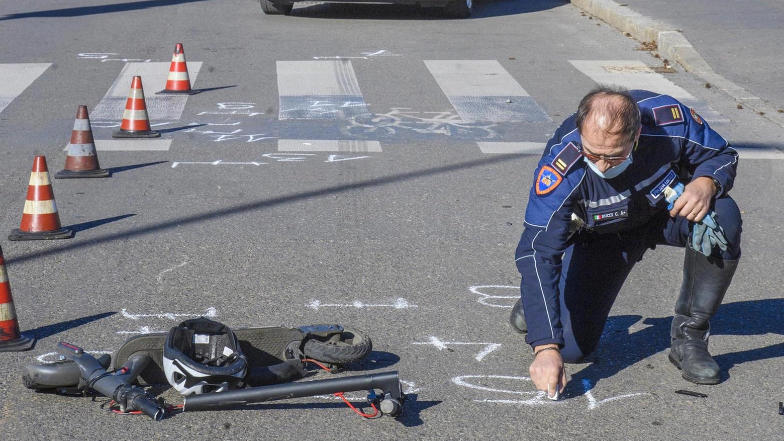 Investito in monopattino all’alba. La fuga per andare al mercato. Denunciato l’ambulante pirata