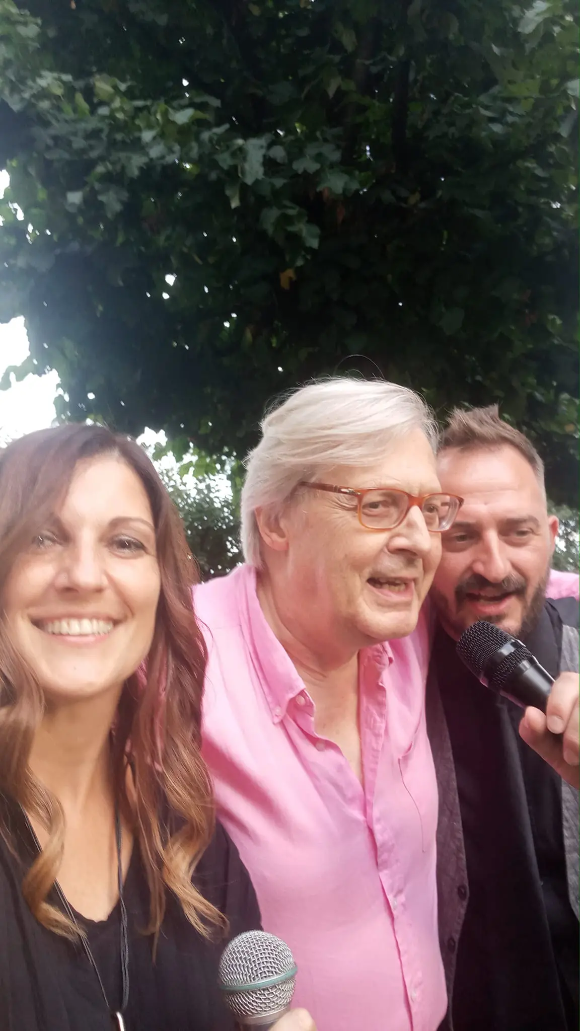 Sgarbi come Keanu Reeves, si imbuca a un matrimonio dopo aver sbagliato castello IL VIDEO