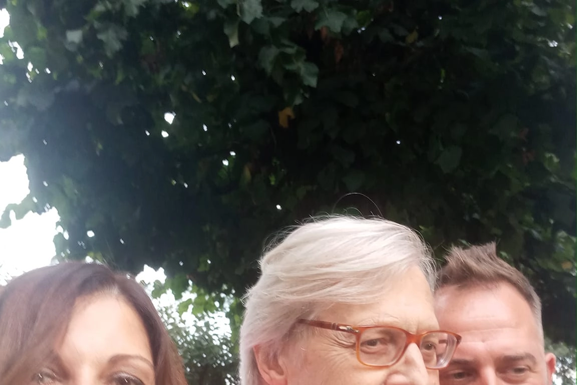 Vittorio Sgarbi canta alla festa di nozze (Foto Facebook Valentina & Michele)