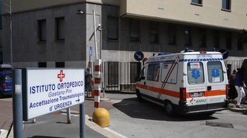 Inchiesta tangenti sanità, i pazienti in fila: oltre ai soldi le lesioni
