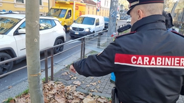 Cavo d’acciaio in mezzo alla strada a Milano: “Erano in tre, si sono allontanati ridendo”. La chiamata ai carabinieri evita la tragedia