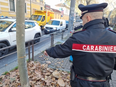 Cavo d’acciaio in mezzo alla strada a Milano: “Erano in tre, si sono allontanati ridendo”. La chiamata ai carabinieri evita la tragedia