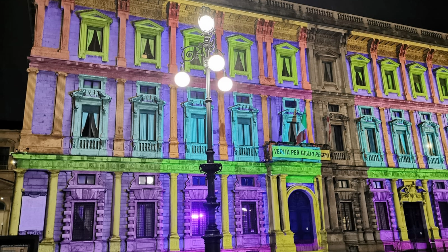 La facciata di Palazzo Marino illuminata