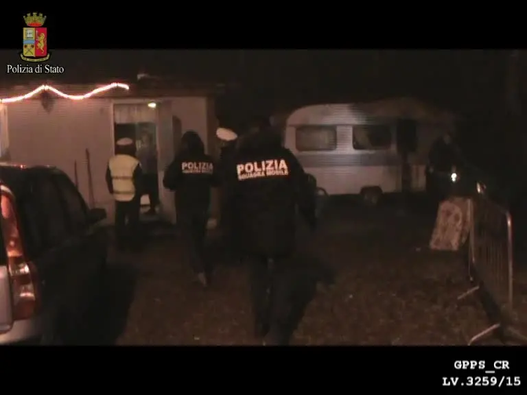 Blitz della Polizia nel campo nomadi di Casalmaggiore: cinquanta persone controllate