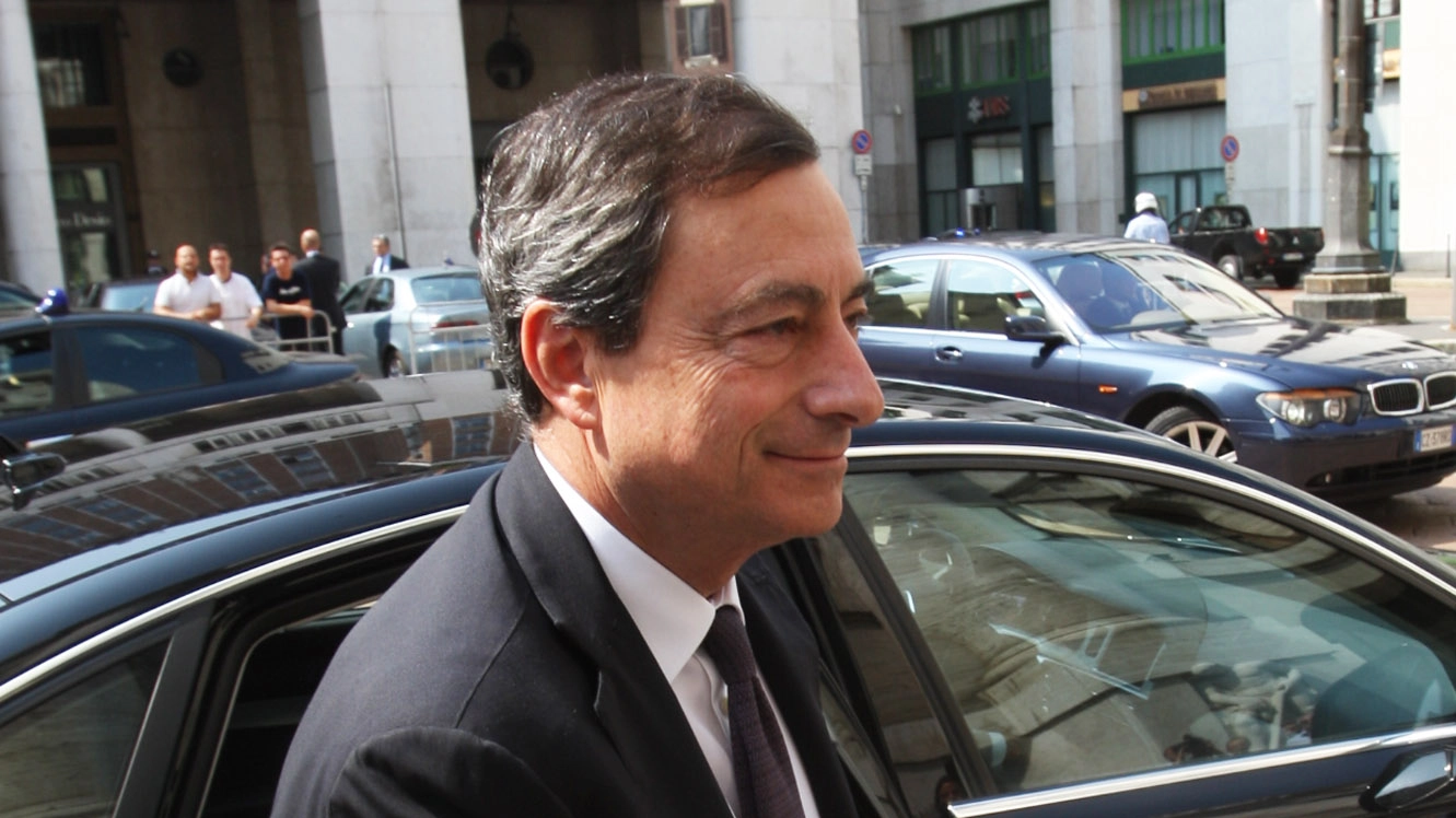 Mario Draghi in piazza Affari a Milano in una foto di archivio