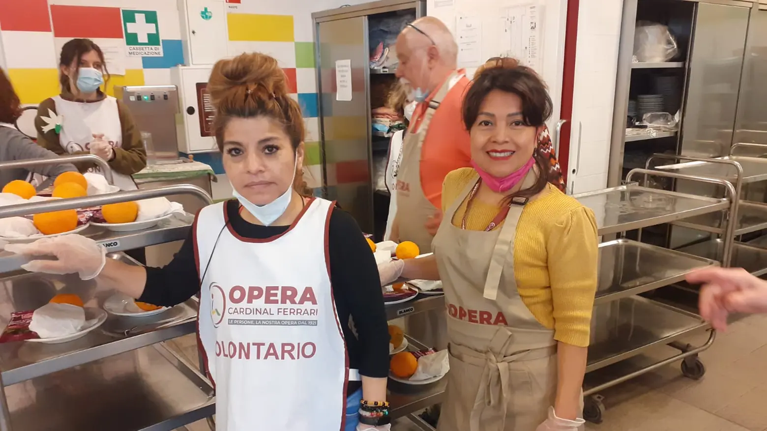 Due delle volontarie di Opera Cardinal Ferrari