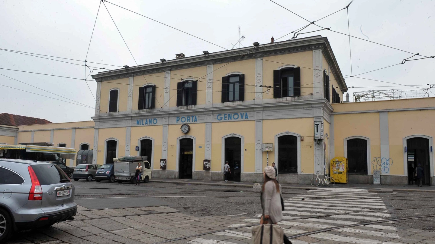 Il piazzale della stazione di Porta Genova