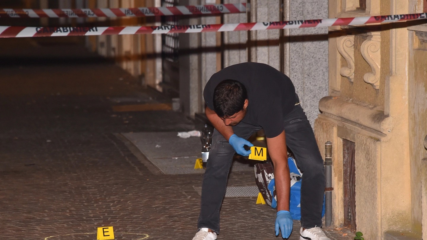 I rilievi fuori dal locale, sul luogo dell’ omicidio in via Allea Comunale I rilievi fuori dal locale, sul luogo dell’ omicidio in via Allea Comunale