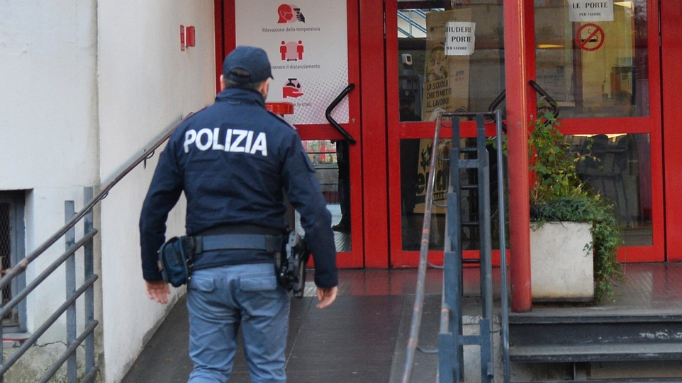 Le indagini della polizia all’Enaip di Varese dopo l’accoltellamento di una prof
