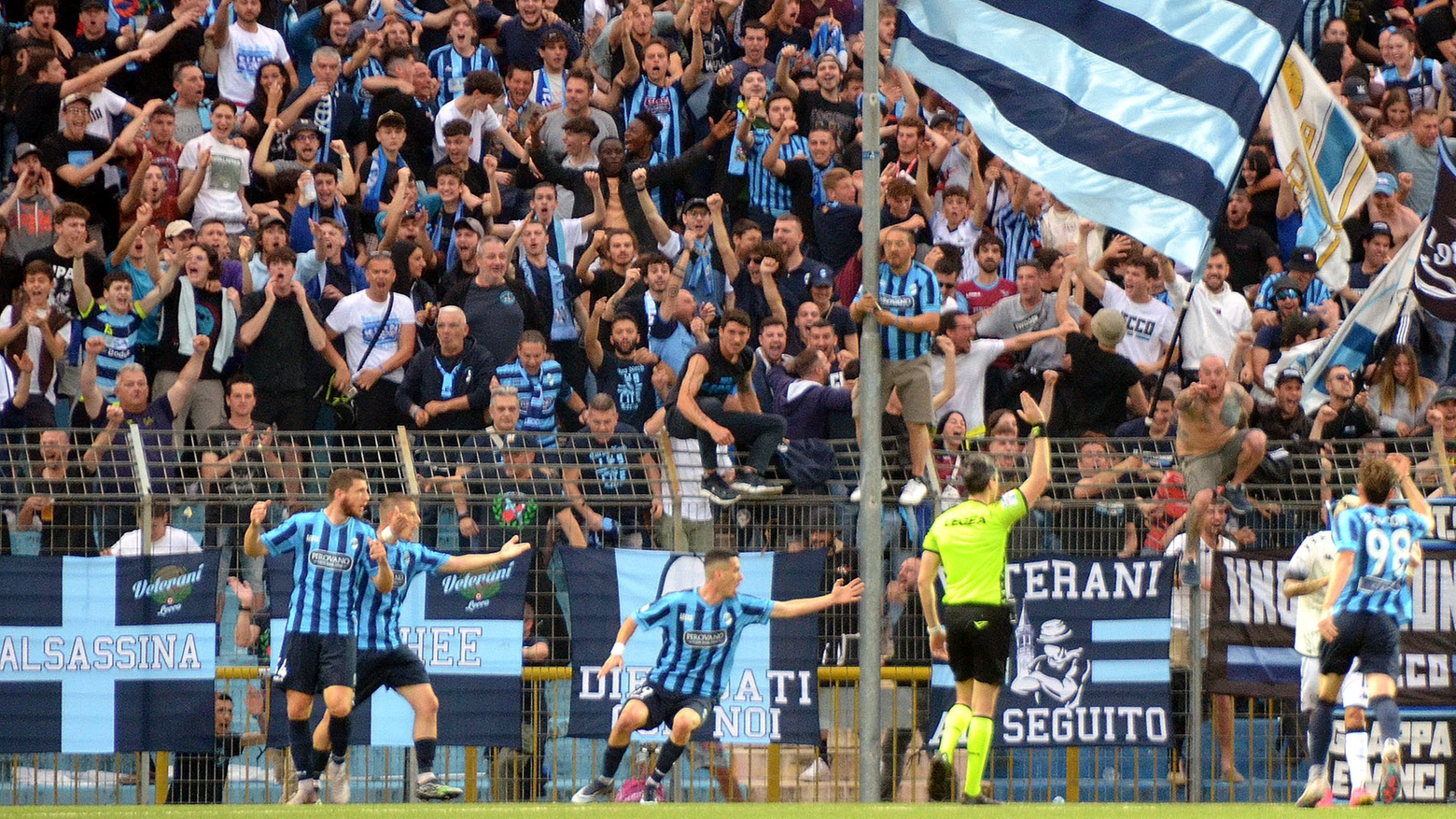 Le proteste dei blucelesti per il gol annullato a Celjak