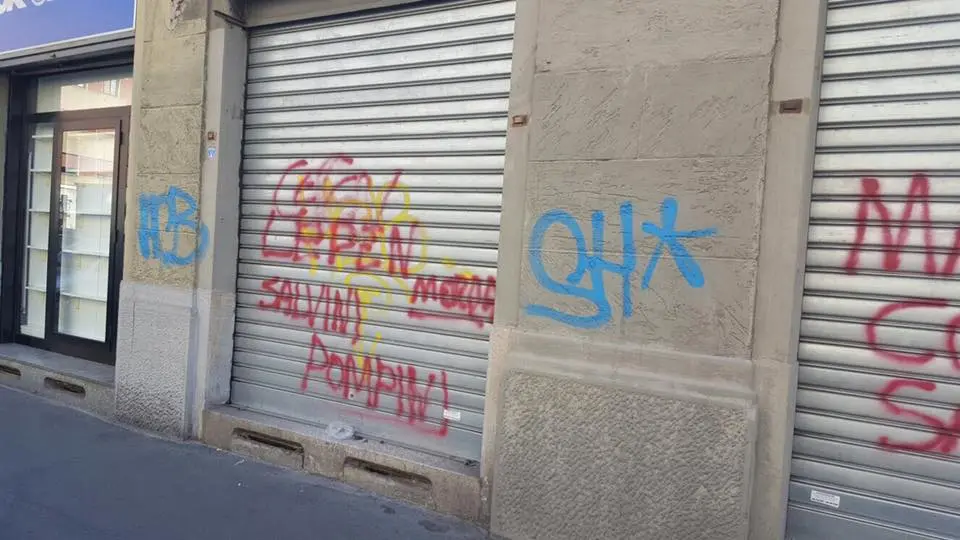 Escrementi e scritte offensive davanti a sede della Lega Nord a Milano