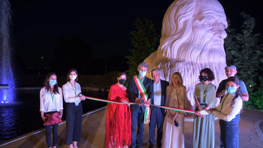 Pavia, la scultura alta 4 metri del genio vinciano acquistata dall'azienda: il tema della sostenibilità è indispensabile