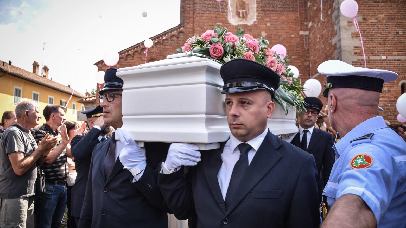 L’uscita del feretro al funerale di Sofia Castelli nella chiesa di S.Giuliano a Cologno Monzese