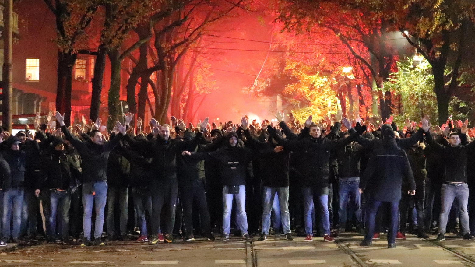 Milano, tifosi Dinamo Zagabria in corteo scortati dalle forze dell'ordine