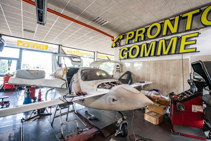 L'aereo di Mario D Ambrosio nella sua officina di gommista