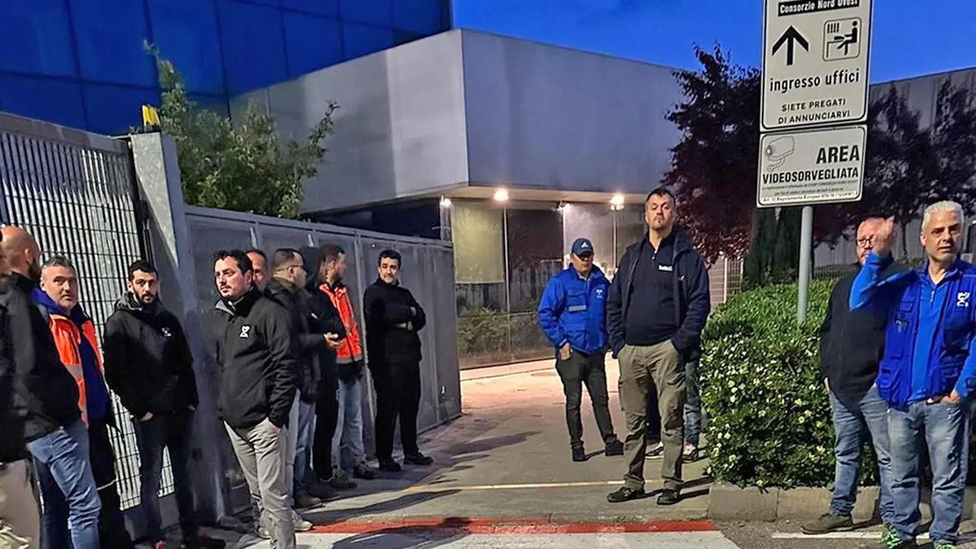 Spari in aria da un’auto in corsa Alta tensione al presidio alla Clo Spari in aria da un’auto in corsa Alta tensione al presidio alla Clo