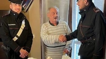 I carabinieri di Bozzolo consegnano i generi alimentari all'anziano (foto: Carabinieri)