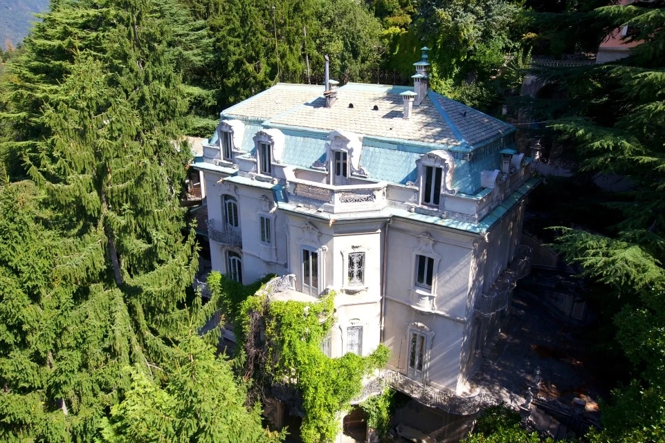 La villa storica in vendita a Brunate (Como)