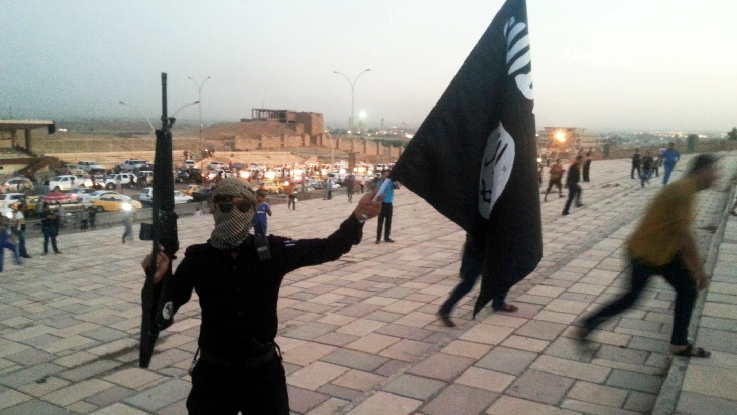 Un miliziano dell'Isis a Mosul (Reuters)