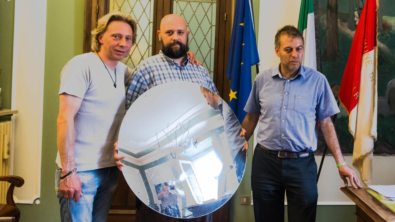 La  consegna dello specchio autografato da Vasco Rossi con  Ezio Bianchi e il sindaco Spada (N.P.) 