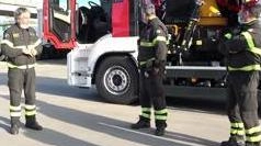 Camion perde il carico. I succhi di frutta bloccano la statale 38 Camion perde il carico. I succhi di frutta bloccano la statale 38