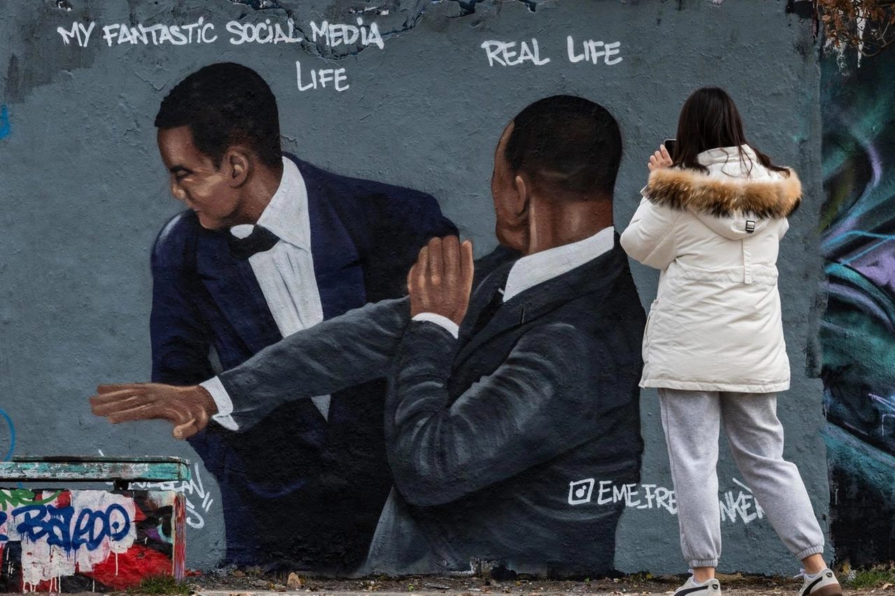Lo schiaffo ritratto in un murales a Berlino