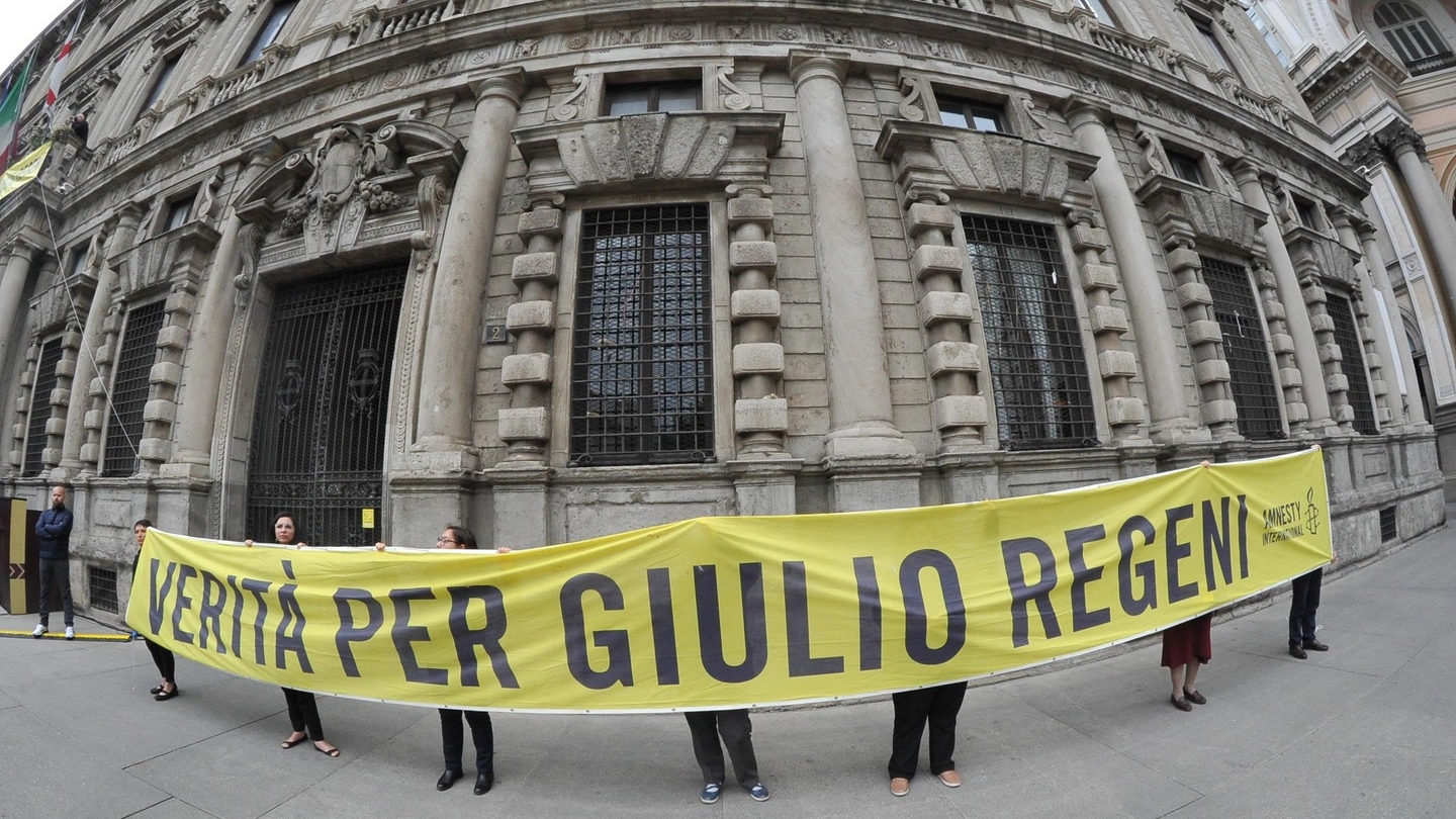 Una manifestazione di Amnesty International a Milano per chiedere la verità su Regeni