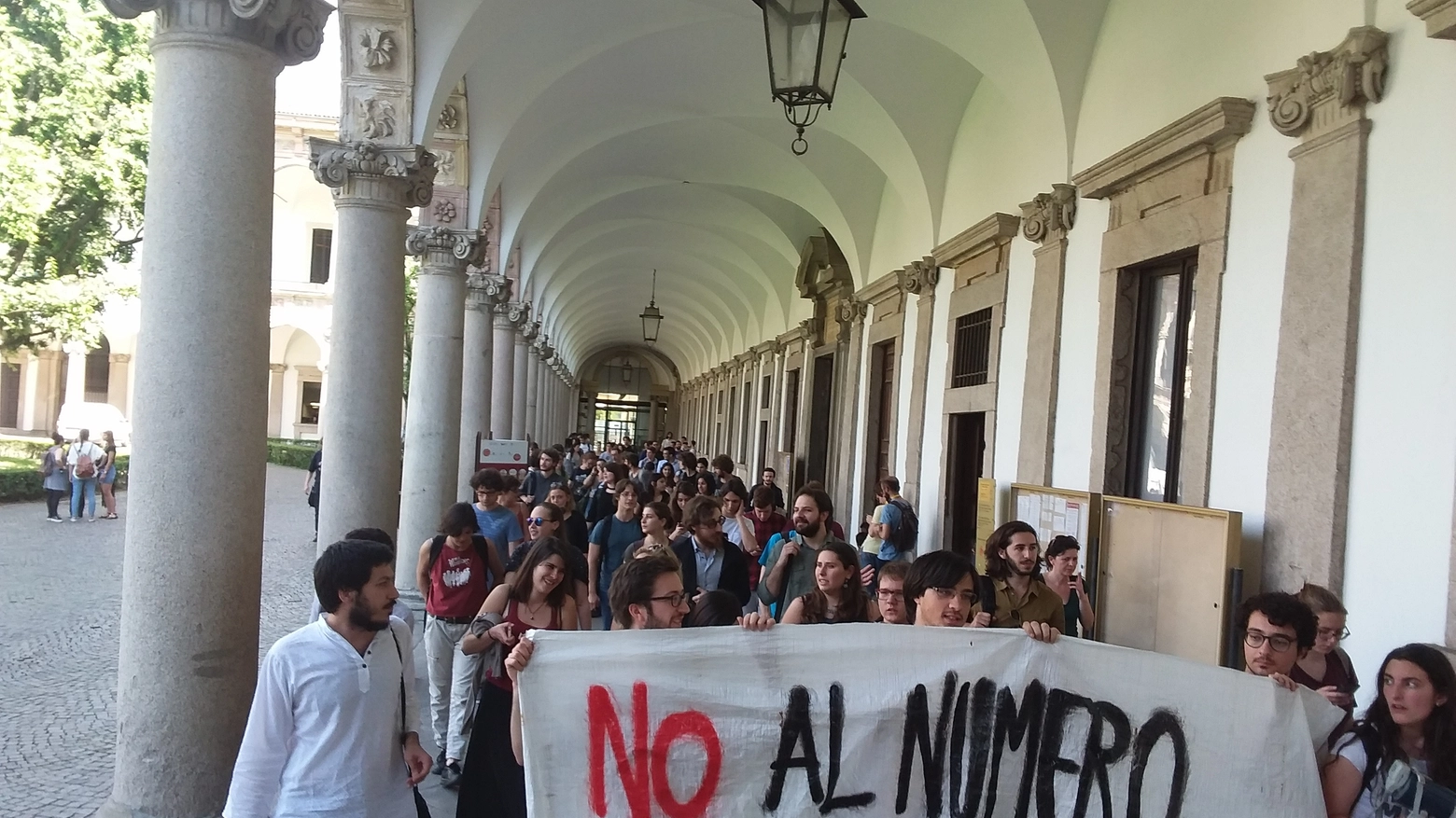 Protesta degli studenti contro il numero chiuso alla Statale