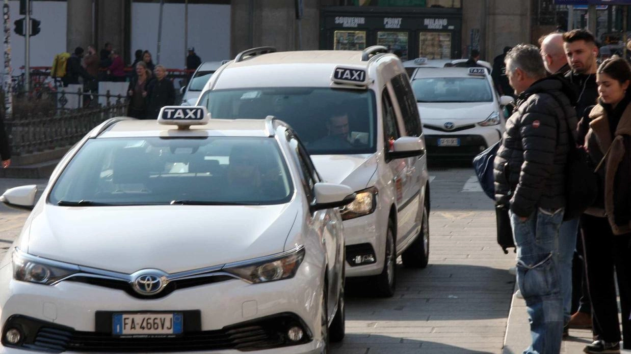 Più taxi a Milano. Il bando sblocca licenze. Sala: "Arriveremo a 450" Più taxi a Milano. Il bando sblocca licenze. Sala: "Arriveremo a 450"