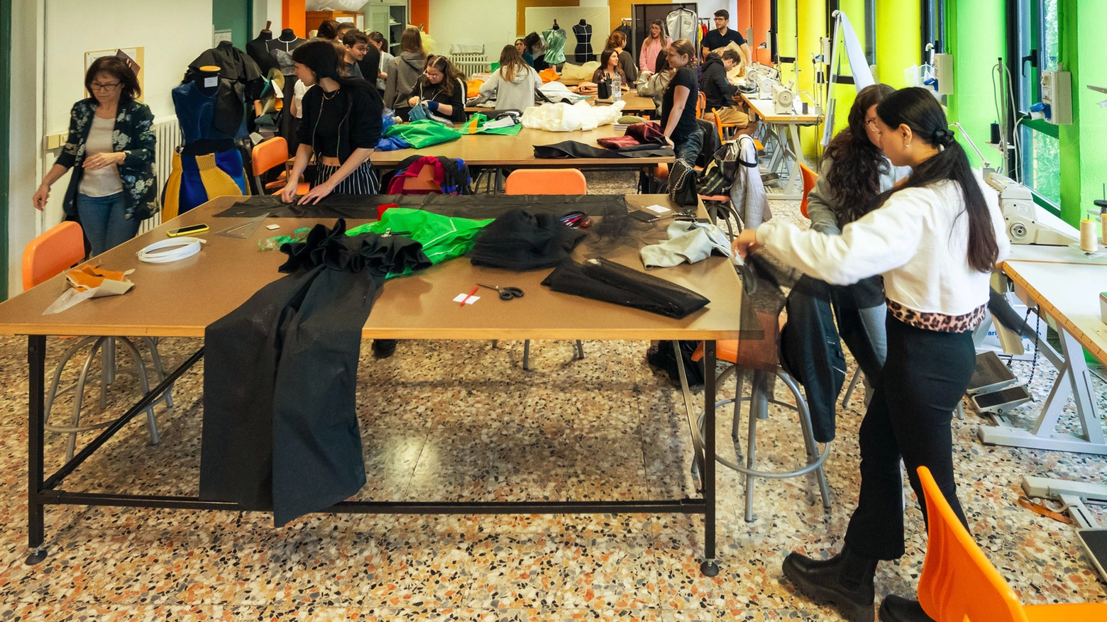Sfila la moda sostenibile  Gli studenti firmano 50 abiti